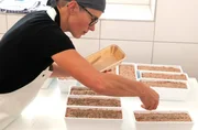 Annette Jung verziert die fertigen Pat&eacute;-Terrinen.
