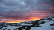 Flammender Horizont &ndash; Sonnenuntergang &uuml;ber den winterlichen Rocky Mountains.