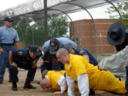 Lockdown wirft einen Blick hinter die Mauern des Jugendknastes in Colorado, wo junge Schwerverbrecher in einem speziellen Camp eine Art Umerziehung absolvieren ...