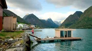 Die schwimmende Sauna "Dampen". Und danach ins eiskalte Fjordwasser. Die schwimmende Sauna "Dampen". Und danach ins eiskalte Fjordwasser.