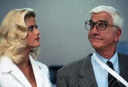 Lt. Frank Drebin (Leslie Nielsen) trifft auf die mysteri&ouml;se Tanya Peters (Anna Nicole Smith).
