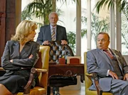 Simoni (Dieter Bellmann, re) benehmen wie streitsüchtige Kinder, macht auch einen erfolgreichen Psychologen wie Dr. Mertens (Klaus Mikoleit) sprachlos. Simoni (Dieter Bellmann, re) benehmen wie streitsüchtige Kinder, macht auch einen erfolgreichen Psychologen wie Dr. Mertens (Klaus Mikoleit) sprachlos.