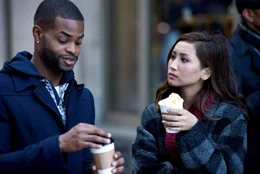 Leonard (Andrew Bachelor) und Allison Pyke (Brenda Song)  Die Verwendung des sendungsbezogenen Materials ist nur mit dem Hinweis und Verlinkung auf TVNOW gestattet.