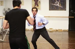 In einem Salsa-Club versucht Tanzlehrer Javier (Jsu Garcia, l.), Reuben (Ben Stiller, r.) die feurigen Salsa-Rhythmen beizubringen.