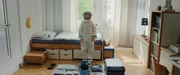 Tom (Theo Kretschmer) hat alles f&uuml;r die Reise nach Lunau zu den Gro&szlig;eltern rausgelegt und tr&auml;gt seinen Astronautenanzug mit Helm zur Vorbereitung.