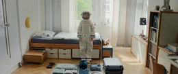 Tom (Theo Kretschmer) hat alles f&uuml;r die Reise nach Lunau zu den Gro&szlig;eltern rausgelegt und tr&auml;gt seinen Astronautenanzug mit Helm zur Vorbereitung.