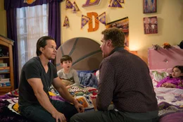 K&auml;mpfen unerm&uuml;dlich um die Gunst von Dylan (Owen Vaccaro, 2.v.l.) und Megan (Scarlett Estevez, r.): der biologische Vater Dusty (Mark Wahlberg, l.) und Stiefvater Brad (Will Ferrell, 2.v.r.) ...