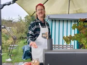 Uke Bosse bei der Vorstellung der verschiedenen Grilltypen im Schrebergarten, in der Rolle des "Hipster-Smoker" für den Smoker-Grill Uke Bosse bei der Vorstellung der verschiedenen Grilltypen im Schrebergarten, in der Rolle des "Hipster-Smoker" für den Smoker-Grill