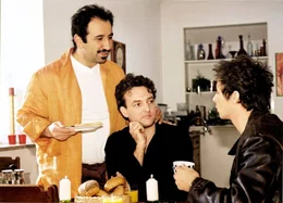 Carlo (Marc Hosemann, r.) ist gerade von seiner Freundin vor die T&uuml;r gesetzt worden. Bei Erik (Marco Rima, M.) und Selim (Hilmi S&ouml;zer, l.) sucht er vergeblich Unterschlupf ..._Titel: Sind denn alle netten M&auml;nner schwul