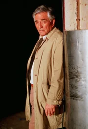 Mit Trenchcoat, Knitterlook und garantiert noch einer Frage kommt Columbo (Peter Falk) der Lösung des verzwickten Falles auf die Spur. Mit Trenchcoat, Knitterlook und garantiert noch einer Frage kommt Columbo (Peter Falk) der Lösung des verzwickten Falles auf die Spur.