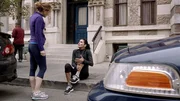 Als Maura (Sasha Alexander, l.) und Jane (Angie Harmon) Joggen sind, stolpert Jane und verstaucht sich dabei den Kn&ouml;chel.
