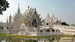 Kitsch oder Kunst? Der Wei&szlig;e Tempel von Chiang Rai vereint Pop-Art und Religion.