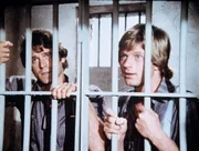Almanzo Wilder (Dean Butler, r.) und John Carter (Stan Ivar, l.) sitzen hinter Gittern, weil der Sheriff sie für Mitglieder der Younger-Bande hält. Almanzo Wilder (Dean Butler, r.) und John Carter (Stan Ivar, l.) sitzen hinter Gittern, weil der Sheriff sie für Mitglieder der Younger-Bande hält.