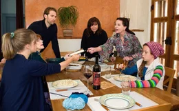 Es wird gem&cedil;tlich in der Bahnhofs-WG. Helene (Gundi Ellert), Rosina (Gudrun Landgrebe) und Luise (Barbara de Koy, 2.v.l.) bewirten Helenes Tochter Corinna (Julia Nachtmann) sowie Luises Gast Joe (Tillbert Strahl). Auch Helenes Enkelin Lilly (Annika Piwaronas) ist dabei, die gerade eine Popup-Figur in eine von Luises wertvollen Erstausgaben geklebt hat &Ouml;