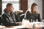 Javier (Jon Huertas, l.) und Beckett (Stana Katic, r.) nehmen ihren Kollegen Kevin Ryan aufs Korn ...