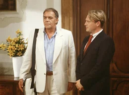 Von der Arbeit des Journalisten Eike (Christian Kohlund, li.) verspricht sich der geldgierige David (Pierre Besson) einen lukrativen Gewinn.