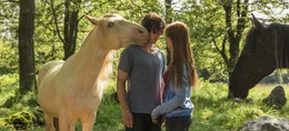 Mika (Hanna Binke) und Milan (Jannis Niew&ouml;hner) kommen sich n&auml;her.