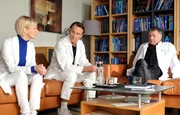 Nachdem Chefarzt Dr. Kai Hoffmann Kathrin und Martin einen geplanten Eingriff wegen eines zu hohen Risikos untersagt hat, suchen die beiden Klinikleiter Dr. Roland Heilmann auf. Roland entscheidet auf Martins Kompetenz zu vertrauen und genehmigt die OP.