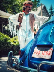 Der stolze neue Besitzer. Der Hippie (Benito Bause) hat den K&auml;fer von Ted Bundy gekauft. Ob das eine gute Idee war?