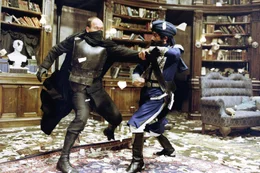 Captain Nemo (Naseeruddin Shah, r.) muss seine Kampfk&uuml;nste unter Beweis stellen und sich gegen einen Krieger des Phantoms (James Babson) verteidigen.