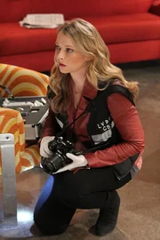 In der Garderobe einer bekannten kubanischen Sängerin wurde deren Schwester ermordet aufgefunden. Morgan Brody (Elisabeth Harnois) macht Fotos des Tatorts und versucht den Tathergang zu rekonstruieren. In der Garderobe einer bekannten kubanischen Sängerin wurde deren Schwester ermordet aufgefunden. Morgan Brody (Elisabeth Harnois) macht Fotos des Tatorts und versucht den Tathergang zu rekonstruieren.