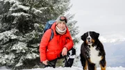 Fritz Fuchs (Guido Hammesfahr) und Hund Keks haben sich hoch oben in den Bergen verirrt. Weshalb musste Keks auch dem Schneehasen hinterher rennen? Jetzt hat Fritz keine Ahnung mehr, wie er ins Tal kommen kann.