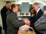 Beim Goldh&auml;ndler versucht Tr&ouml;delprofi Otto Schulte alte Uhren und M&uuml;nzen zu verkaufen.