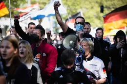 Rechtsradikaler Protest f&uuml;r "fl&auml;chendeckende Grenzkontrollen" und gegen Waffenlieferungen in die Ukraine. Veranstalter ist das B&uuml;ndnis "Gemeinsam f&uuml;r Deutschland". Unter den Teilnehmern befinden sich &uuml;berwiegend junge Neonazis und Anh&auml;nger der Berliner Coronaleugner- und Querdenkerszene.