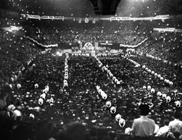 Februar 1939: In New York versammelten sich mehr als 20.000 Nationalsozialisten im Madison Square Garden. Dazu aufgerufen hatte der Amerikadeutsche Bund, eine amerikanische NS-Organisation unter F&uuml;hrung von Fritz Julius Kuhn.