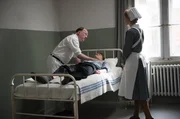 Widerstandskämpfer Hans von Dohnanyi (Max von Pufendorf, M.) steht als Patient in der Charité unter dem Schutz von Prof. Sauerbruch (Ulrich Noethen, l.). Sauerbruch ahnt nicht, dass Schwester Christel (Frida-Lovisa Hamann, r.) de Crinis über Dohnanyi berichtet. Widerstandskämpfer Hans von Dohnanyi (Max von Pufendorf, M.) steht als Patient in der Charité unter dem Schutz von Prof. Sauerbruch (Ulrich Noethen, l.). Sauerbruch ahnt nicht, dass Schwester Christel (Frida-Lovisa Hamann, r.) de Crinis über Dohnanyi berichtet.