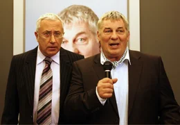 Klinikchef Prof. Weissing (Robert Giggenbach, li.) hofft, dass bei der gro&szlig;en Sponsorenveranstaltung mit dem Million&auml;r Hofmeister (Heinz Hoenig) nicht doch noch etwas schief geht.