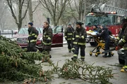 Chicago Fire Staffel 6 Folge 22 Sie suchen nach einem verunfallten Jungen: Miranda Rae Mayo als Stella Kidd, Christian Stolte als Mouch, Jesse Spencer als Matthew Casey, Yuri Sardarov als Otis, Monica Raymund als Gabrielle Dawson, Kara Killmer als Sylvie Brett