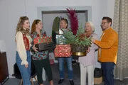 Jessica (Nina Ensmann, l.), Nina (Maria Wedig, 2.v.l.), Michi (Lars Pape), Elvira (Judith Steinh&auml;user) und Tuner (Thomas Drechsel) treffen sich zum gemeinsamen Weihnachtsessen.
