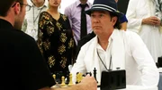 Um sein 'Leverage'-Team zu sch&uuml;tzen und einen verhassten Ex-Kollegen abzulenken, nimmt Nathan Ford (Timothy Hutton) an einem Schachturnier in Kasachstan teil.