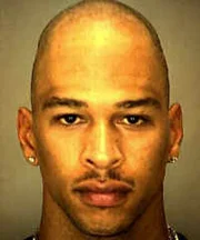 Der 25-Jährige Carruth, der seit 1997 als Wide Receiver bei den Carolina Panthers in der National Football League (NFL) spielte, schoß am 16. November in Charlotte mit seinen drei Kumpanen auf seine im Auto vorbeifahrende Lebensgefährtin Cherica Adams. Sie erlag den schweren Verletzungen ... Der 25-Jährige Carruth, der seit 1997 als Wide Receiver bei den Carolina Panthers in der National Football League (NFL) spielte, schoß am 16. November in Charlotte mit seinen drei Kumpanen auf seine im Auto vorbeifahrende Lebensgefährtin Cherica Adams. Sie erlag den schweren Verletzungen ...