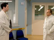 Ist enttäuscht, dass Dr. Philipp Brentano (Thomas Koch, li.) hinter der Verleumdung steckt. Er konfrontiert ihn kurz vor seiner Facharztprüfung, die Prof. Simoni ihm abnehmen wird, damit. Ist enttäuscht, dass Dr. Philipp Brentano (Thomas Koch, li.) hinter der Verleumdung steckt. Er konfrontiert ihn kurz vor seiner Facharztprüfung, die Prof. Simoni ihm abnehmen wird, damit.