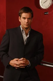 (1. Staffel) - Tony (Michael Weatherly) war fr&uuml;her ein Detektiv des Baltimorer Morddezernat. Jetzt geht er in seinem Job voll auf ...