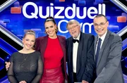 Dieses besondere Jubiläum wird mit einem Quizduell-Special in Doppelfolgen gefeiert. Die Spielerinnen und Spieler des Olymps – Marie-Louise Finck (l.), Thorsten Zirkel (r.) und Prof. Eckhard Freise (2.v.r.) mit Moderatorin Esther Sedlaczek (2.v.l.) – werden überrascht; erst in der Sendung erfahren sie, welchen prominenten Gegnern sie sich stellen müssen. Neben Quiz- und Ratespaß gibt es einen Rückblick auf die lustigsten Momente aus zehn Jahren "Quizduell-Olymp". Dieses besondere Jubiläum wird mit einem Quizduell-Special in Doppelfolgen gefeiert. Die Spielerinnen und Spieler des Olymps – Marie-Louise Finck (l.), Thorsten Zirkel (r.) und Prof. Eckhard Freise (2.v.r.) mit Moderatorin Esther Sedlaczek (2.v.l.) – werden überrascht; erst in der Sendung erfahren sie, welchen prominenten Gegnern sie sich stellen müssen. Neben Quiz- und Ratespaß gibt es einen Rückblick auf die lustigsten Momente aus zehn Jahren "Quizduell-Olymp".