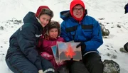 Hrafnhildur (10, Mitte) und ihre Schwester Kristrún (12, links) zeigen Ralph Caspers (rechts) ihre Heimat Island. Der Vulkan Eyjallajökull ist immer noch aktiv. Hrafnhildur (10, Mitte) und ihre Schwester Kristrún (12, links) zeigen Ralph Caspers (rechts) ihre Heimat Island. Der Vulkan Eyjallajökull ist immer noch aktiv.