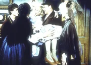 Nels Oleson (Richard Bull, 2.v.r.) und Nellie (Allison Arngrim, r.) haben die kleine Schwester, Nancy (Allison Balson, M.) etwas gezähmt. Nels Oleson (Richard Bull, 2.v.r.) und Nellie (Allison Arngrim, r.) haben die kleine Schwester, Nancy (Allison Balson, M.) etwas gezähmt.