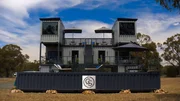 Die Unterkunft im australischen Outback besteht aus f&uuml;nf Frachtcontainern, die auf drei Stockwerke aufgestapelt sind.
