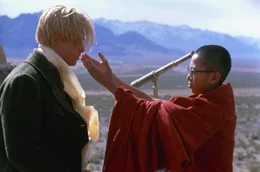 Der 14-j&auml;hrige Dalai Lama (Jamyang Jamtsho Wangchuk, r.), Heinrich (Brad Pitt, l.)