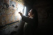 Die &Auml;gyptologin Aliaa Isamail erforscht Grab TT2 in Deir-el-Medina, &Auml;gypten. (Windfall Films/Elizabeth Maitland)