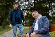 An seinem freien Tag findet Hauptkommissar Hansen (Igor Jeftić, l.) im Park einen Toten (Komparse, r.).