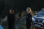 Polizistin Petra (Angelina H&aring;kansson, r.) befragt Lisa (Astrid Morberg, l.), was sie am See gesehen hat.