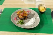 Tagesmotto "Kindheitserinnerungen": Himmel un &Auml;&auml;d 2.0: Burger mit Blutwurst, Kartoffelpuffer-Buns, karamellisiertem Apfel, zweierlei Zwiebel, Schnittlauchquark und Apfelkompott von Cordula Pollok