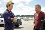 L-R: MacGyver (Lucas Till) und Jack Dalton (George Eads).
