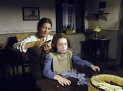 Margarete (Annika Luksch) kann ihre haare nicht selbst flechten und der Mutter (Suzanne von Borsody) wird die Arbeit zuviel. Zu Margaretes Kummer kommen die sch&ouml;nen Z&ouml;pfe weg.