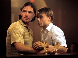 rbb Fernsehen DER ROTE KAKADU, am Sonntag (30.09.12) um 23:00 Uhr. Der rebellische Wolle (Ronald Zehrfeld, li.) und Siggi (Max Riemelt) spielen einem Stasi-Offizier einen &uuml;blen Streich.