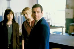 Gerade als Barry (Adam Sandler, r.) Probleme mit einer Telefonsex-Dame hat, erscheint seine Schwester Elizabeth (Mary Lynn Rajskub, l.) im Schlepptau mit Lena (Emily Watson, M.) ...